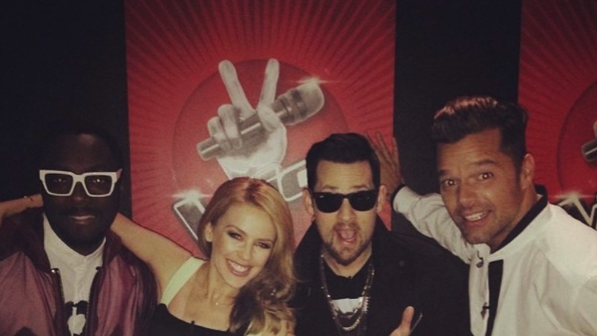 Kylie Minogue hänger med kändiseliten. På bilden ser ni will.i.am Joel Madden och Ricky Martin. 